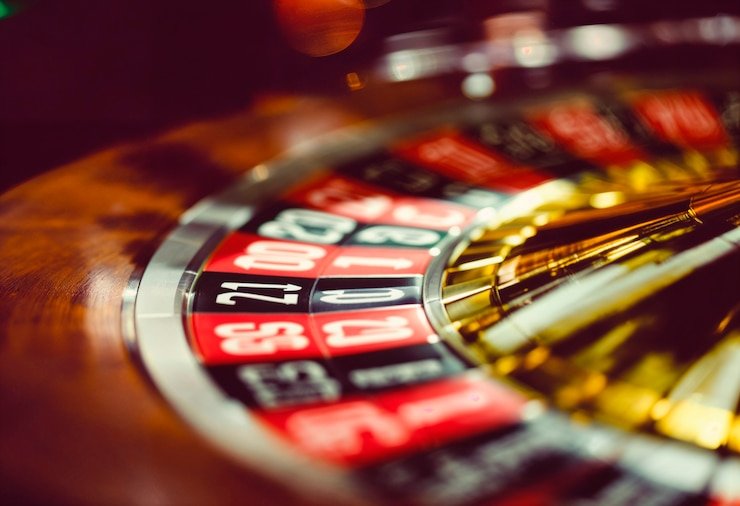 Lucky Neko live-dealer table with cards and gaming interface